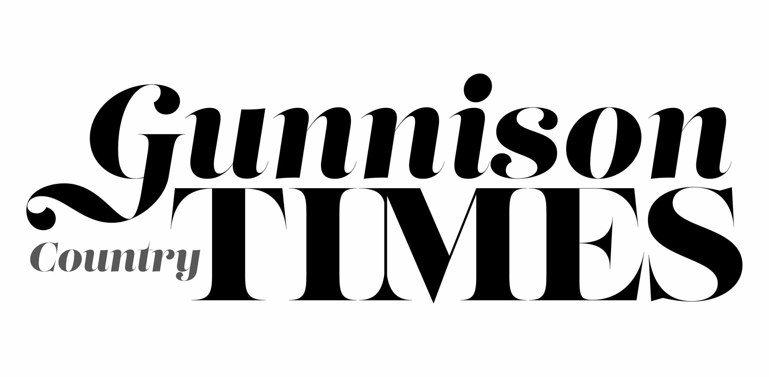 La imagen muestra el texto "Gunnison Country Times" en una tipografía elegante y en negrita. "Gunnison" está escrito en una fuente cursiva, mientras que "Country" es más pequeño y está en cursiva, y "TIMES" está en mayúsculas grandes, negritas y con gracias. El texto negro contrasta fuertemente con el fondo blanco, exudando éxito empresarial.